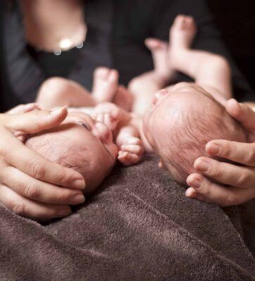 Análisis legal sobre la responsabilidad por intercambio de bebés en Colombia, sus elementos, daños y plazos para demandar.