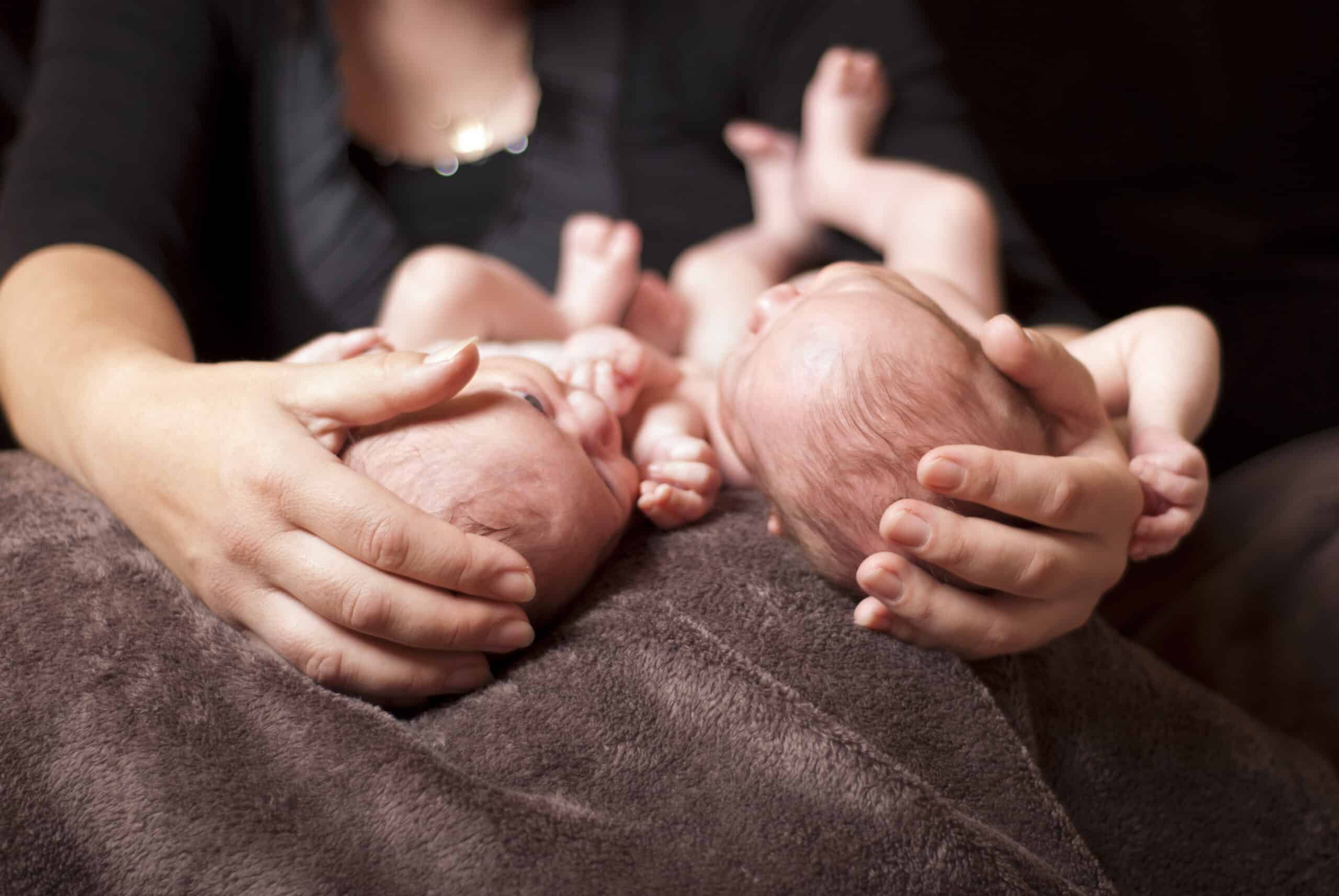 Análisis legal sobre la responsabilidad por intercambio de bebés en Colombia, sus elementos, daños y plazos para demandar.